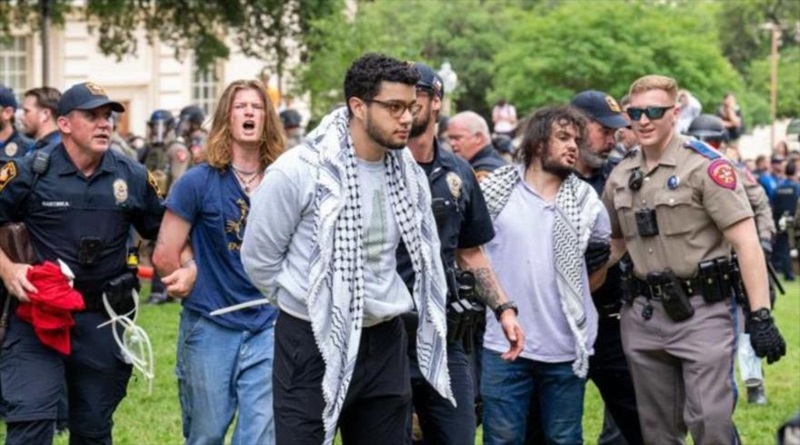 La policía de EE.UU. detiene a tres estudiantes pro-palestinos contra la masacre de Israel contra Gaza, el campus de la Universidad de Texas en Austin, 24 de abril 2024. (Agencias)