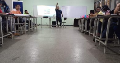 Entrenadores de Barlovento aprenden técnicas aplicadas al fútbol campo
