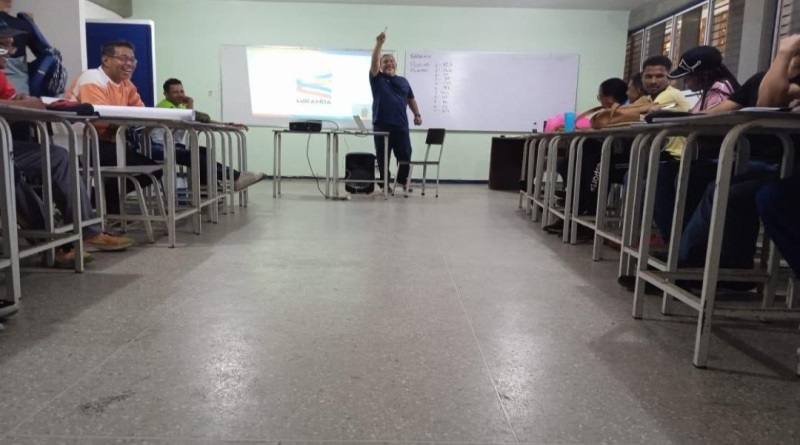 Entrenadores de Barlovento aprenden técnicas aplicadas al fútbol campo
