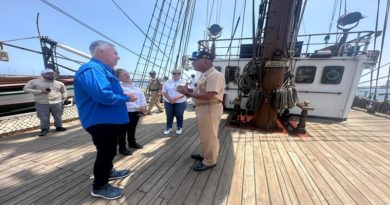 Ministro Padrón conoce tradiciones navales del Embajador Sin Fronteras