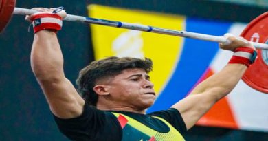 Mauricio Loaiza entona el himno nacional en los más alto del podio en Sucre 2024