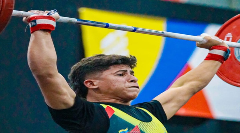 Mauricio Loaiza entona el himno nacional en los más alto del podio en Sucre 2024