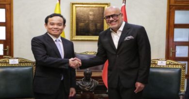Presidente de la AN se reúne con delegación vietnamita