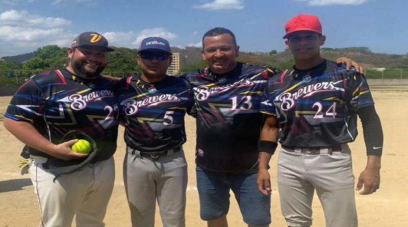 Realizan entrega de uniformes a la Selección de Sóftbol de Charallave
