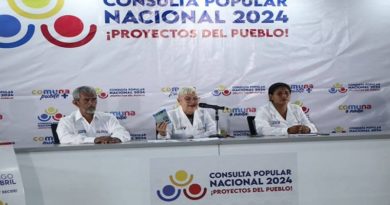 La Comisión Electoral Nacional ofreció un balance de la jornada realizada este domingo, donde fueron aprobados 4 mil 500 proyectos en todo el territorio nacional, a través de la consulta popular, los cuales fueron seleccionados y priorizados por los venezolanos. La vocera de la Comisión Electoral, Carolina Arellano felicitó al pueblo de Venezuela, por su participación en estos comicios electorales, “quiero felicitar a ese glorioso pueblo venezolano, a todo ese poder popular que trabajó hoy en todos esos circuitos y centros electorales, como también a todo ese poder popular, insisto ciudadanos, vecinos y vecinas de todos los sectores del territorio nacional, los cuales ejercieron de manera cívica y democrática su voto…” expresó Arellano. Asimismo, extendió sus felicitaciones al Consejo Nacional Electoral (CNE), a la Fuerza Armada Venezolana por la organización y acompañamiento en todo el territorio nacional, donde se distribuyo el material electoral en 24 estados en más de 15 mil centros electorales. “Yo digo aquí y me permito decir que ganó Venezuela ganamos todos los venezolanos que hemos participado en esta fiesta electoral del día de hoy, también vuelvo a agradecerles, un reconocimiento a todos los veedores que estuvieron presentes de esos 50 países, 158 veedores en nueve estados del territorio nacional, en especial de hacemos un reconocimiento a los veedores de Argentina, que ellos con su problema allá en Argentina, aquí han tenido la voluntad o las ganas de venir a ver este proceso democrático, inédito que se está presentando hoy en Venezuela, nunca visto creo que ninguna parte del mundo, también le hago un reconocimiento a los camaradas de Ecuador y de Estados Unidos, porque están presentes a pesar de todos sus problemas y todos los inconvenientes que están pasando en esos países, ellos tienen las ganas y la motivación de ver que es lo que pasa en Venezuela, esto de la consulta popular que están haciendo los venezolanos”. En este sentido, acotó que esto es el comienzo de una nueva etapa, que aquí no termina, que continuaran trabajando con una nueva etapa de organización, ya que fueron aprobados 4,500 proyectos electorales a nivel nacional, por lo que viene una organización y distribución de recursos para dar la ejecución de esos proyectos a través de qué a través de las comunas. VTV/KF/ Venezolanos eligen más de 4 mil proyectos en la Consulta Popular Nacional ser priorizados