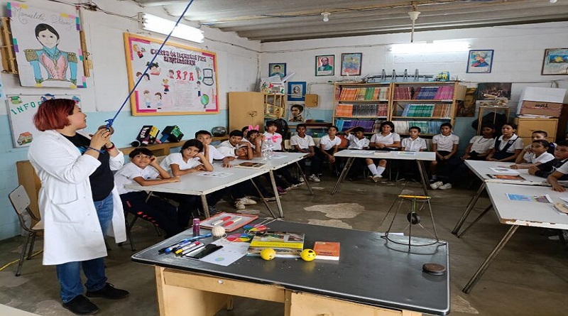 Estudiantes zulianos participan en taller experimental sobre química y física