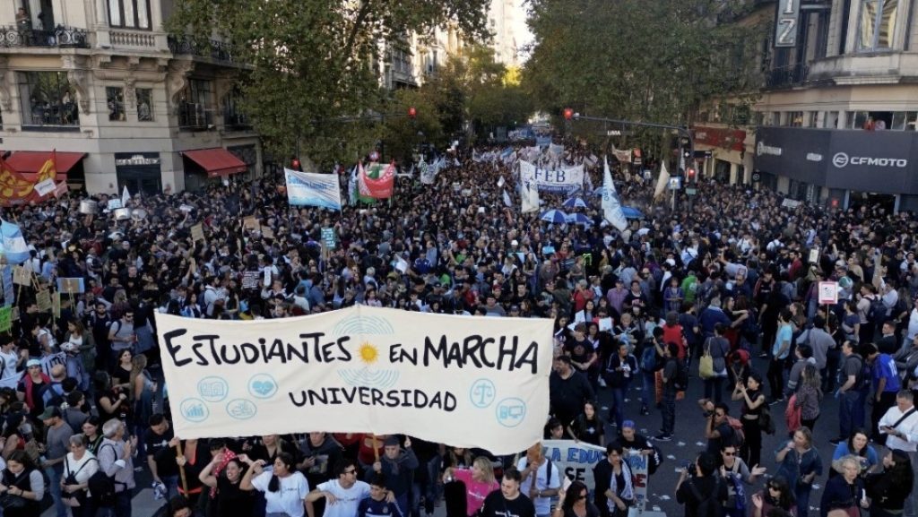 "Defienden sus privilegios": Milei tilda de "acto político" la masiva marcha por las universidades
