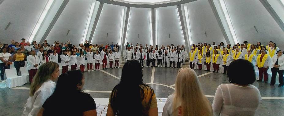 Certifican culminación de estudios a profesionales de la salud en La Guaira
