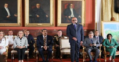 Presidente AN entrega Ley Orgánica para la Defensa del Esequibo al presidente Maduro