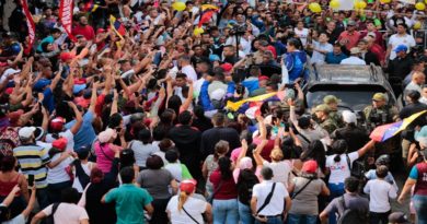 Mar de amor y patriotismo recibe a presidente Maduro en Mamera
