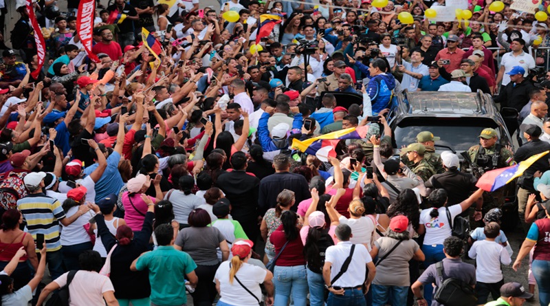 Mar de amor y patriotismo recibe a presidente Maduro en Mamera