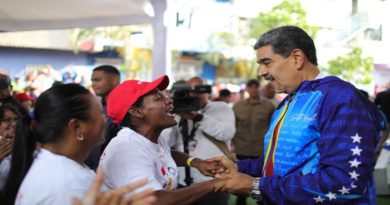 Mar de amor y patriotismo recibe a presidente Maduro en Mamera