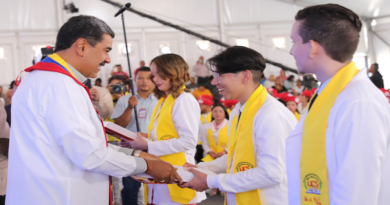 Presidente Maduro entrega títulos a nuevos médicos Integrales Comunitarios
