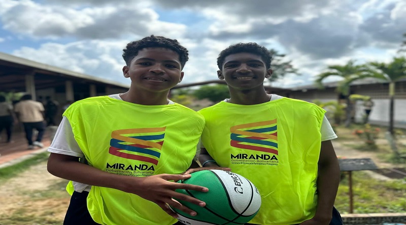 Entregan dotación deportiva a estudiantes del liceo Juan Francisco de León de Caucagua