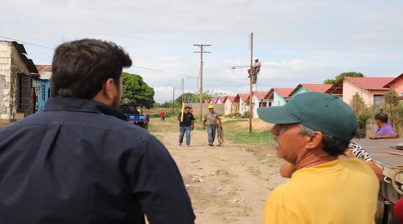 Realizan trabajos de electrificación en la comuna El Rosillo de Maturín
