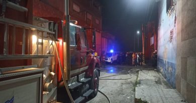 Sistema Nacional de Gestión de Riesgo atienden incendio en almacenes de La Guaira