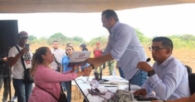 Entregan títulos de tenencias de tierras al Poder Popular en Guárico