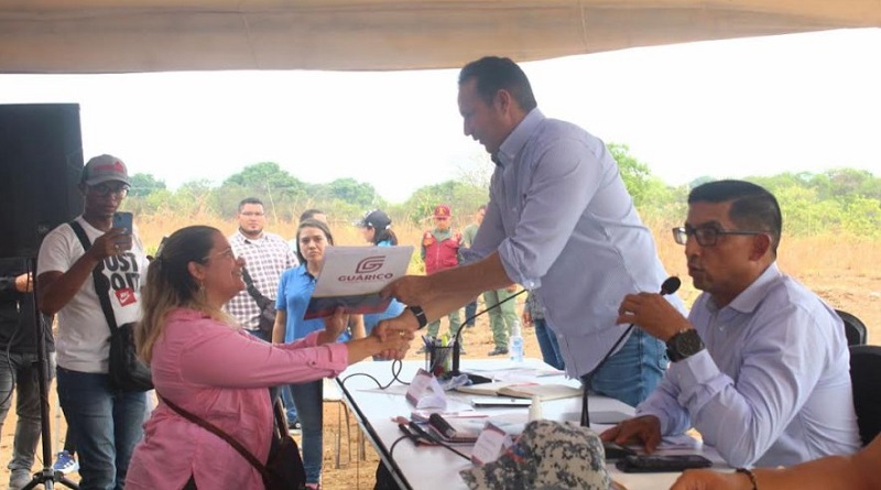 Entregan títulos de tenencias de tierras al Poder Popular en Guárico