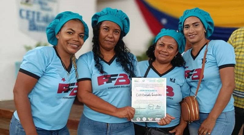 Madres reciben certificados de formación sobre conucos escolares en Urdaneta