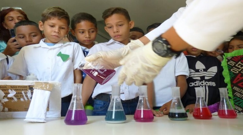 Estudiantes aragüeños conocen "el fascinante mundo de la Química"
