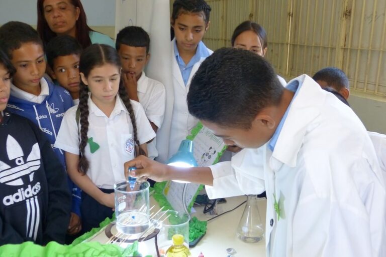 Estudiantes aragüeños conocen "el fascinante mundo de la Química"