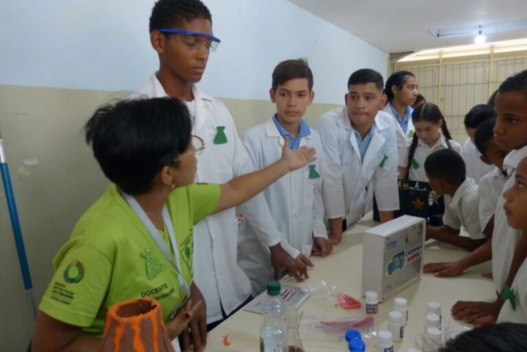 Estudiantes aragüeños conocen "el fascinante mundo de la Química"