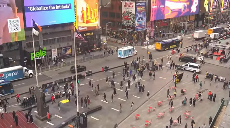 Varias personas salieron a las calles tras el terremoto de magnitud 4.8 que sacudió los estados de Nueva Jersey y Nueva York, el 5 de abril de 2024.