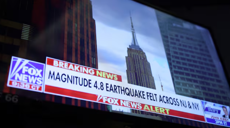 Varias personas salieron a las calles tras el terremoto de magnitud 4.8 que sacudió los estados de Nueva Jersey y Nueva York, el 5 de abril de 2024. (Fatih Aktas / Anadolu / Gettyimages.ru)