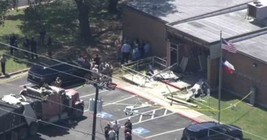 Camión impacta contra edificio gubernamental en Texas