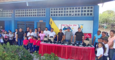 Más de 200 niños de El Socorro reciben zapatos en la escuela Jorge Luis Pinto