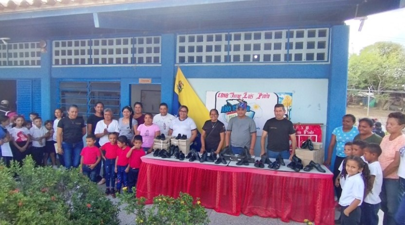 Más de 200 niños de El Socorro reciben zapatos en la escuela Jorge Luis Pinto