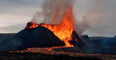 Volcán en Islandia erupciona con lava que alcanza 50 metros de altura