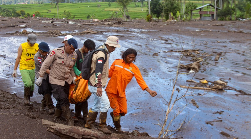 Ríos de lava fría azotan Indonesia y dejan más de 40 fallecidos