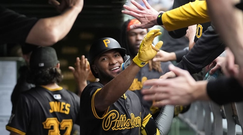 Edward Olivares comandó triunfo de Pittsburgh sobre Chicago
