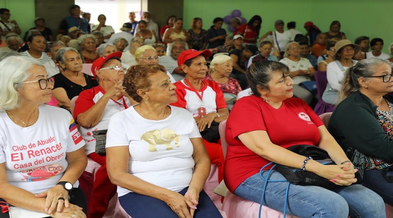 Adultos mayores debaten Ley de Pensionadas y Pensionados frente al bloqueo