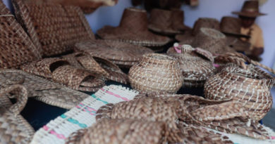Artesanas de Apure exhiben sus piezas en la Feria Artesanal del Festival Mundial