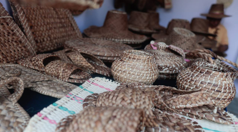 Artesanas de Apure exhiben sus piezas en la Feria Artesanal del Festival Mundial