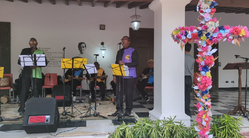 Rinden tributo a la Cruz de Mayo en Casona Cultural Aquiles Nazoa