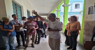 En un vibrante acto que marcó la conmemoración del Día del Artista Plástico, la Universidad Nacional Experimental de las Artes (UNEARTE) celebró la apertura de la cuarta muestra victórica de estudiantes del Proyecto Artístico Comunitario Galería Edgar Sánchez. Este evento, coincidió con el 16º aniversario de la institución, que reafirmó su compromiso con la promoción y el desarrollo del arte en la comunidad. La ceremonia de inauguración fue engalanada con la presentación de danza a cargo de la destacada bailarina Lorena Rodríguez, cuya actuación capturó la esencia de la expresión artística y el movimiento. Su performance fue el preámbulo perfecto para la revelación de las obras plásticas que han sido el foco de dedicación y talento de los estudiantes del séptimo lapso de Obras Plásticas. Las piezas exhibidas reflejan una diversidad de técnicas y estilos, que demuestran la riqueza creativa y la evolución artística que caracteriza al programa de Obras Plásticas de UNEARTE. La muestra incluye una variedad de trabajos que van desde la pintura y la escultura hasta instalaciones multimedia, cada uno contando una historia única y ofreciendo una perspectiva fresca sobre el arte contemporáneo. Este evento no solo celebra las habilidades y logros de los estudiantes de UNEARTE, sino que también fortalece los lazos entre la universidad y la comunidad, invitando al público a participar y apreciar el arte local. La Galería Edgar Sánchez se consolida, así como un espacio vital para el encuentro cultural y la expresión artística, impulsando a los nuevos talentos y enriqueciendo el panorama cultural de Venezuela. La cuarta muestra victórica de estudiantes del “Proyecto Artístico Comunitario Galería Edgar Sánchez”, fue inaugurada este lunes, tras la conmemoración del Día del Artista Plástico y bajo el marco del 16º aniversario de UNEARTE. La inauguración contó con la presentación de danza de Lorena Rodríguez y la exposición de las obras plásticas de los estudiantes del séptimo lapso de Obras Plásticas.
