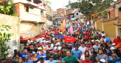 La comunidad de Petare toma las calles en una manifestación de solidaridad y resistencia. El Poder Popular alza las banderas y expresan su firme rechazo a las sanciones impuestas por Estados Unidos contra Venezuela. La marcha, que también muestra el apoyo al presidente de la República Bolivariana de Venezuela, Nicolás Maduro, este 28 de Julio. Es un claro mensaje de la determinación del pueblo venezolano de defender su dignidad y soberanía. La vicepresidenta de la República Bolivariana de Venezuela, Delcy Rodríguez, y el gobernador del estado, Héctor Rodríguez, están presentes en la movilización, reafirman su compromiso con las causas del pueblo. Su presencia subraya la unidad entre el gobierno y los ciudadanos en la lucha por la justicia y el fin de las medidas punitivas que afectan a la nación. Los participantes de la marcha, provenientes de diversos estratos sociales, enfatizan su exigencia de poner fin a las sanciones y bloqueos que han impactado la vida cotidiana en Venezuela. Con consignas, la multitud demanda la atención internacional hacia las consecuencias de estas acciones y la necesidad de un diálogo constructivo. Asimismo, la juventud de Mariche se sumó con vigor a la movilización en Petare, para representar la voz de una generación que aspira a un futuro sin las restricciones impuestas por las sanciones. Su participación simboliza la esperanza y el respaldo al candidato de la paz, para reflejar el deseo colectivo para Venezuela.