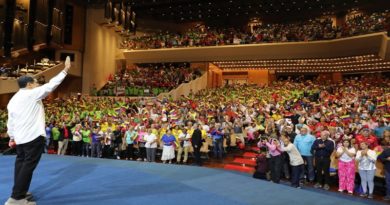 Abuelos reconocen fortaleza del presidente para enfrentar el bloqueo contra el país