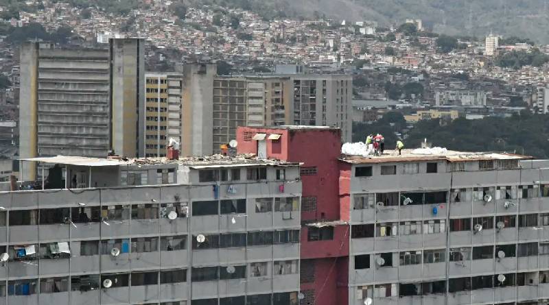 Inician labores de recuperación en edificios de Lomas de Urdaneta