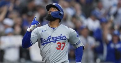Teóscar dispara grand slam y Dodgers igualan serie en San Diego