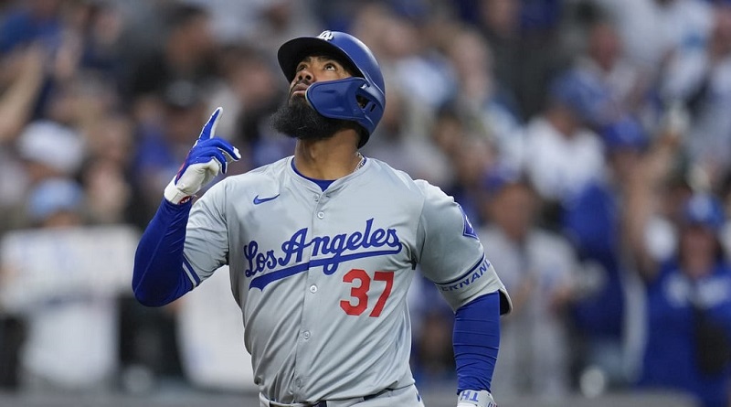 Teóscar dispara grand slam y Dodgers igualan serie en San Diego