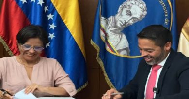 Defensa pública firma convenio académico con la UBV