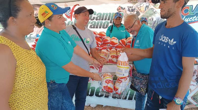 Benefician a familias de Anaco con jornada de la Feria del Campo Soberano