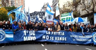 "La Patria no se vende": argentinos marchan contra Javier Milei