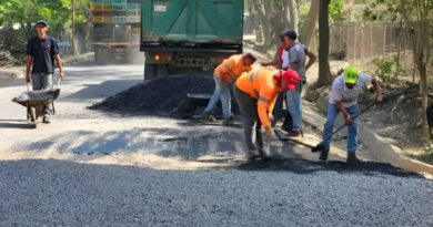 Asfaltan vialidad del municipio Andrés Mata en Sucre