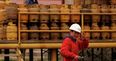Experto destaca la necesidad de Bolivia de reactivar su industria petrolera