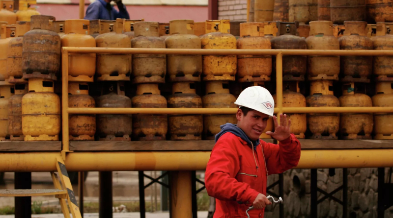 Experto destaca la necesidad de Bolivia de reactivar su industria petrolera